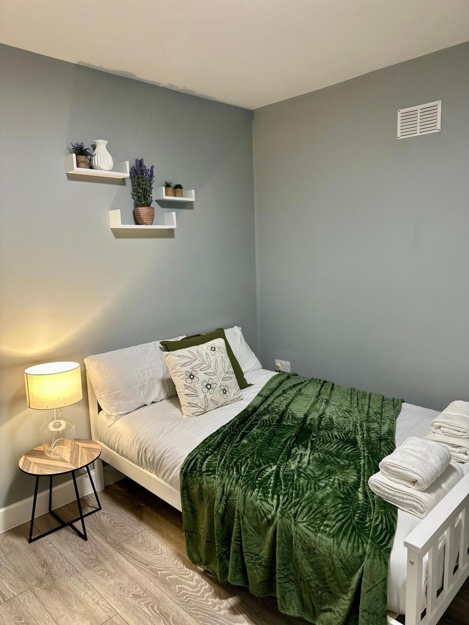 Cosy Ensuite Double Room, Near Heathrow Airport * Northolt (Greater London)