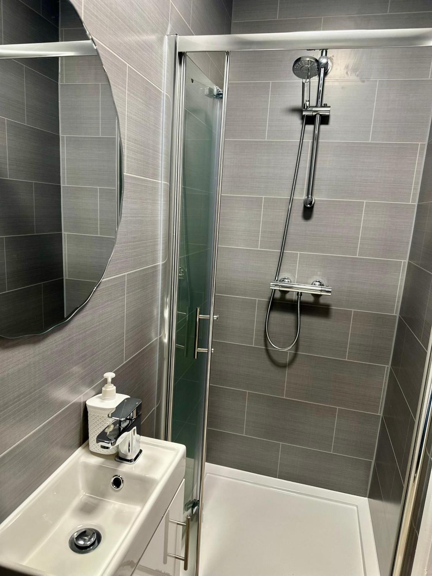 Cosy Ensuite Double Room, Near Heathrow Airport Northolt (Greater London)