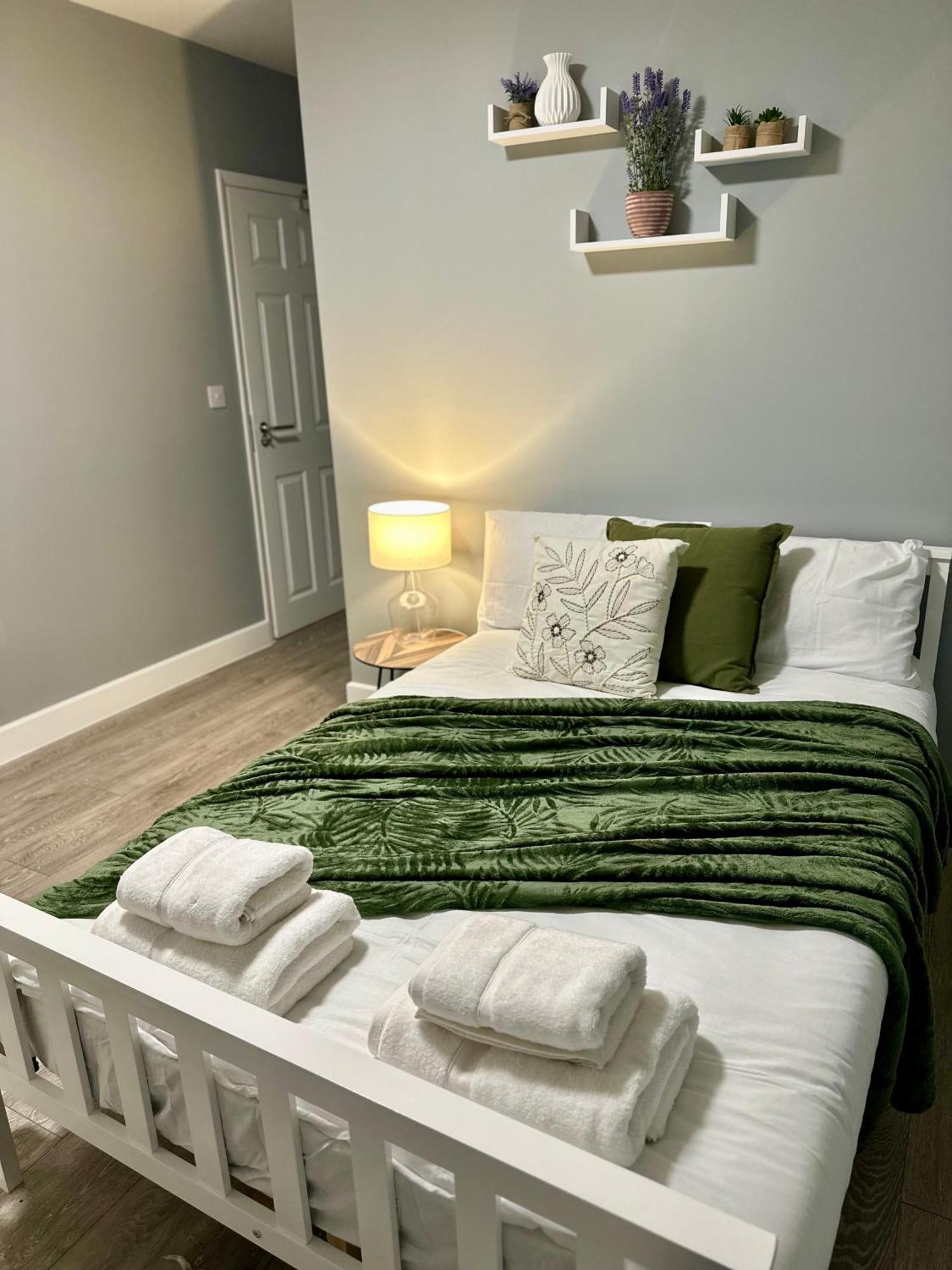 Cosy Ensuite Double Room, Near Heathrow Airport *