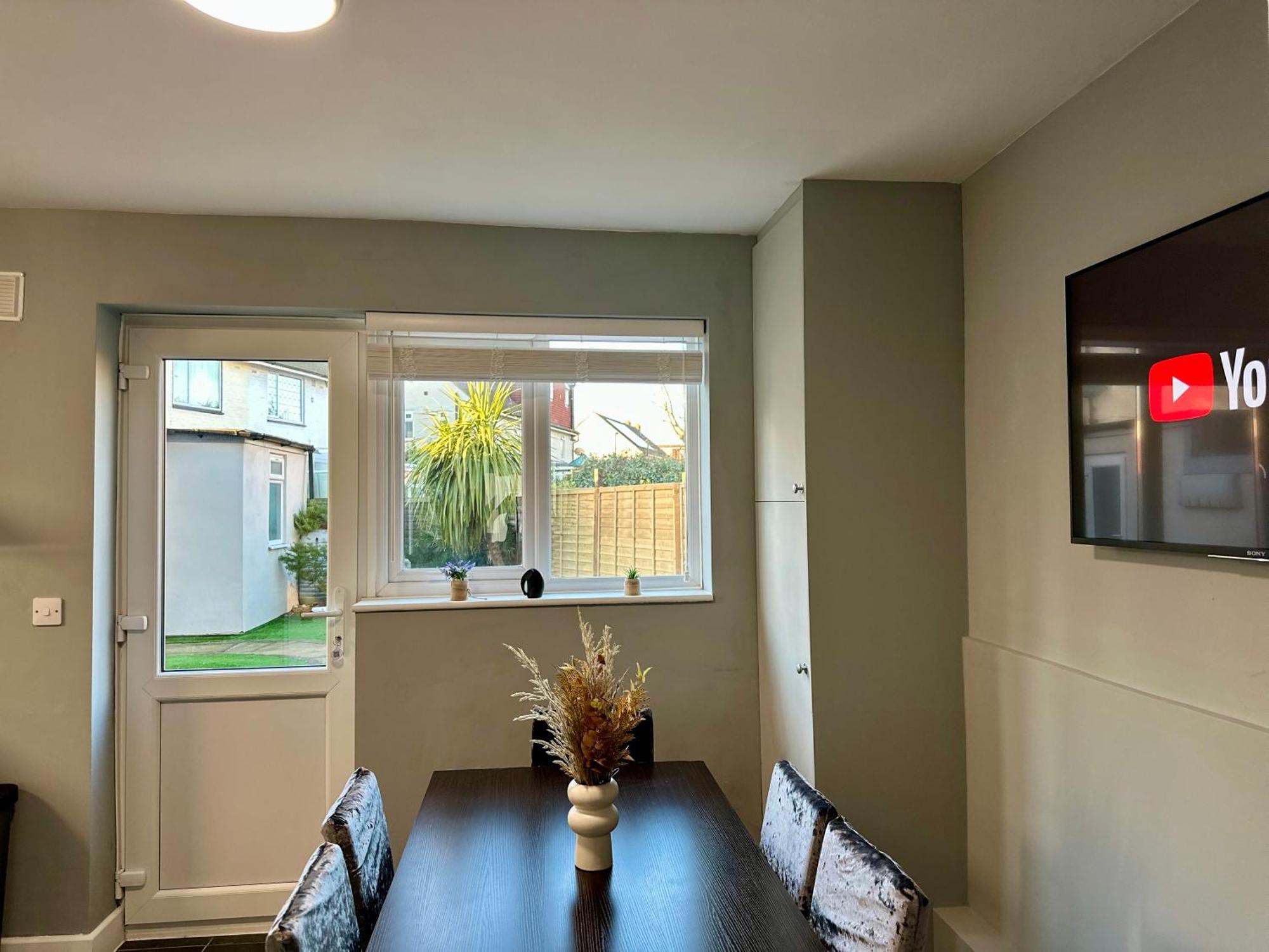 Cosy Ensuite Double Room, Near Heathrow Airport Guest house
