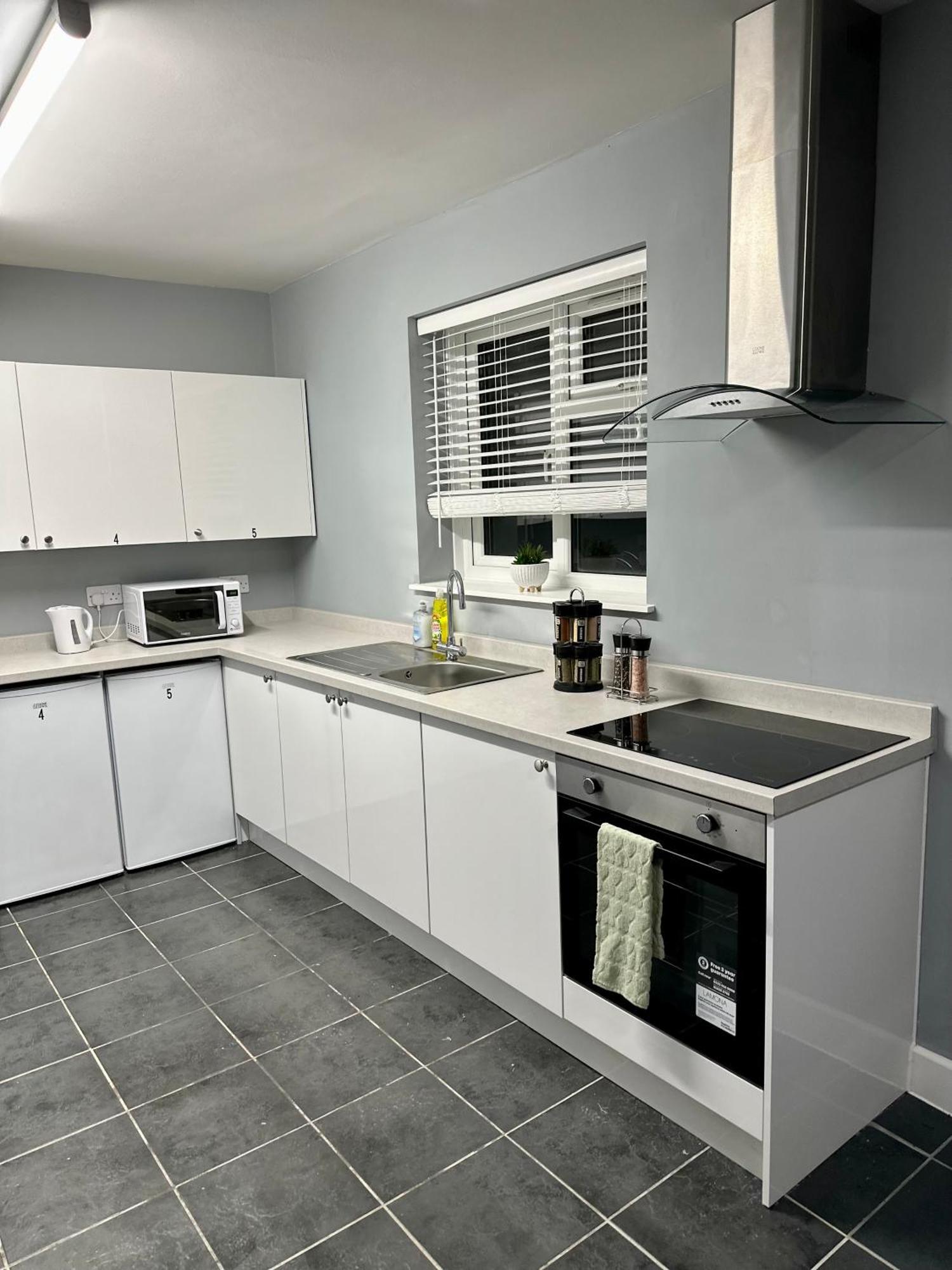 Guest house Cosy Ensuite Double Room, Near Heathrow Airport *