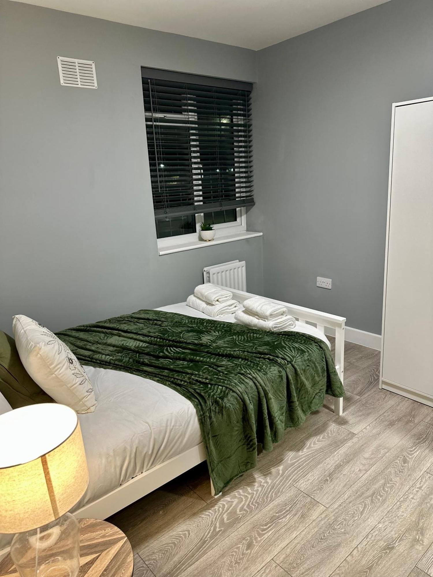 Guest house Cosy Ensuite Double Room, Near Heathrow Airport *